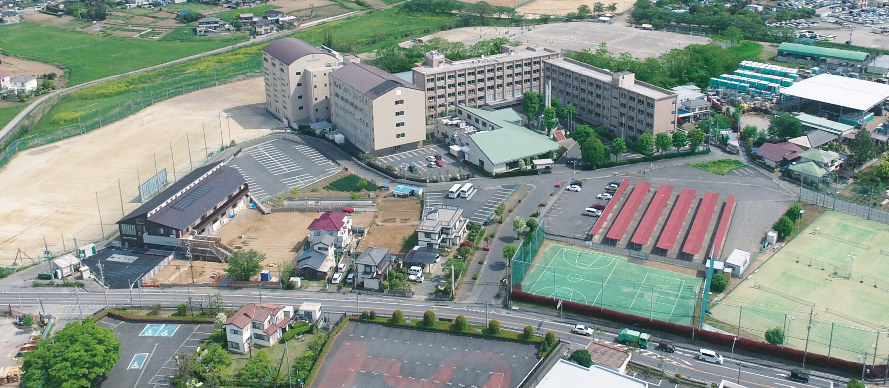 秀明英光高等学校敷地内の空撮写真です。