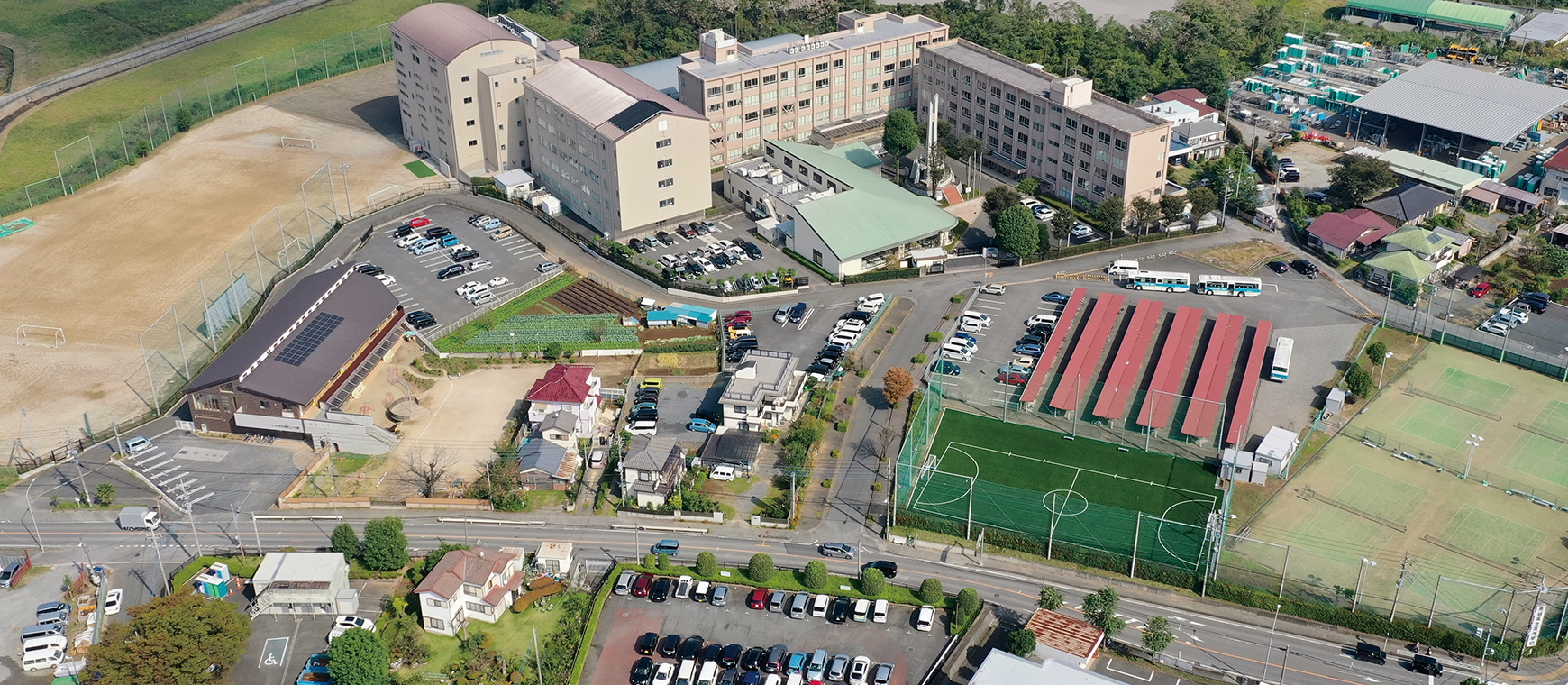 秀明英光高等学校敷地内の空撮写真です。