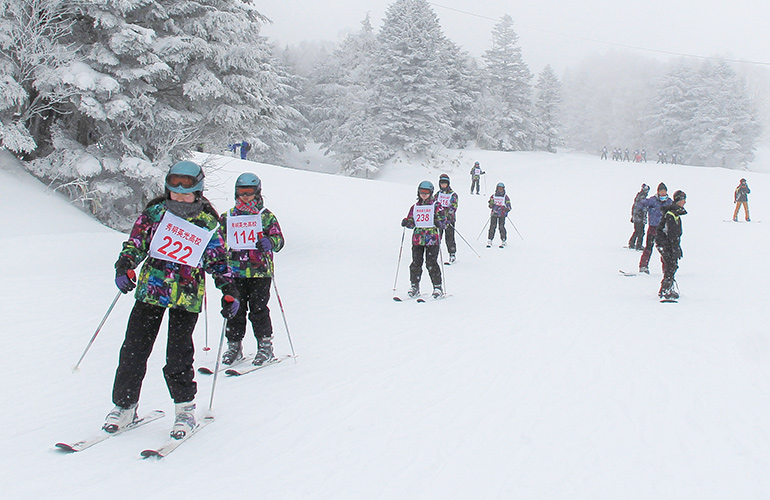志賀高原スキー場のゲレンデにて、スキー実習中の写真です。