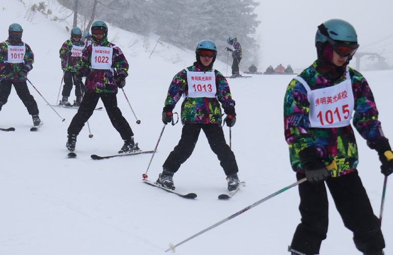 修学旅行、志賀高原スキー場にてスキーを行っている写真です。