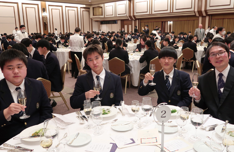 帝国ホテルでの卒業記念昼食会の写真です。